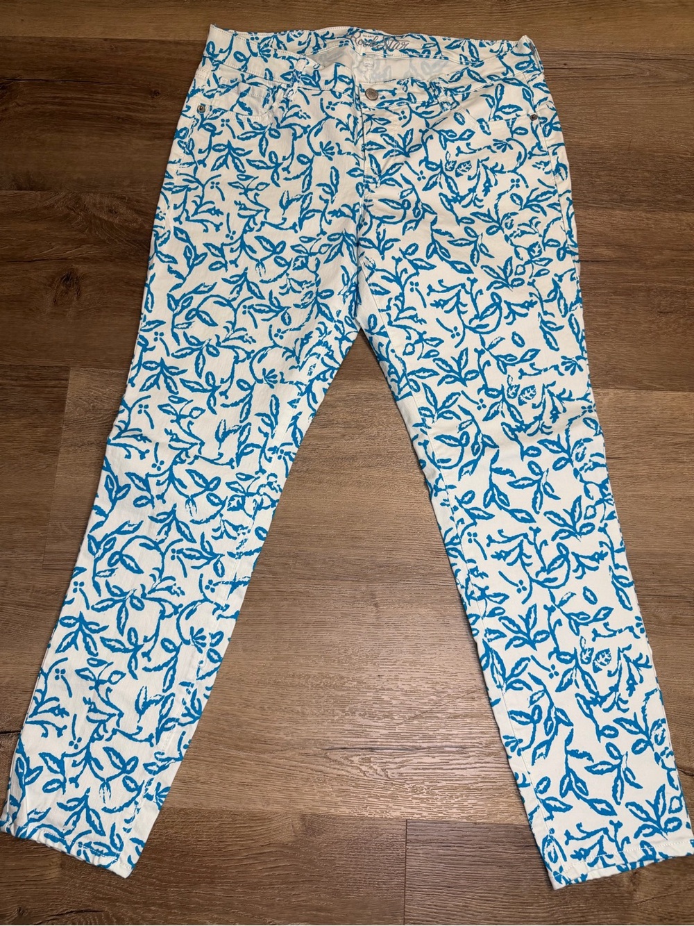 Old Navy Rock Star White Skinny Jeans with Blue Leaf Print
